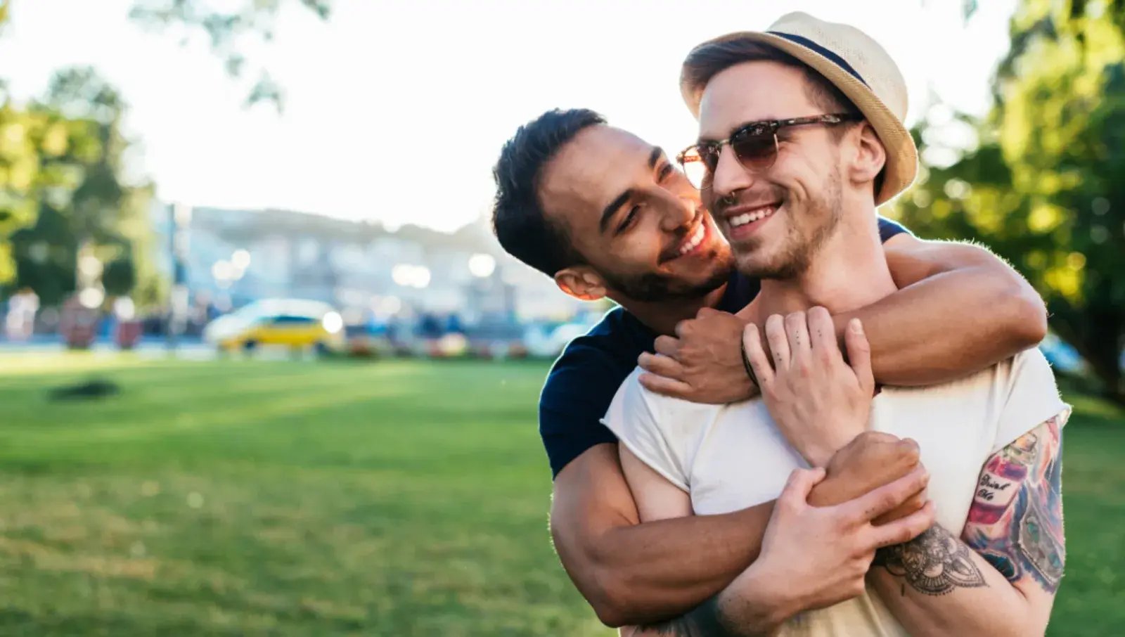 couple in park hugging 